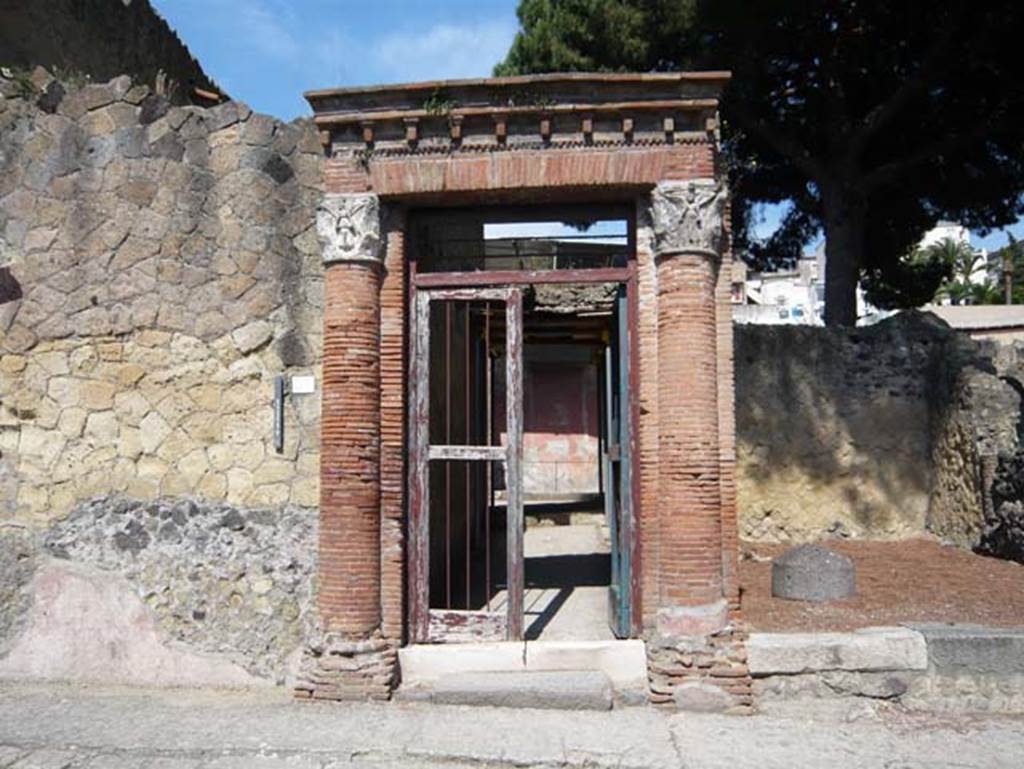 Ins. V. 35, Herculaneum. May 2009. Entrance doorway. Photo courtesy of Buzz Ferebee.